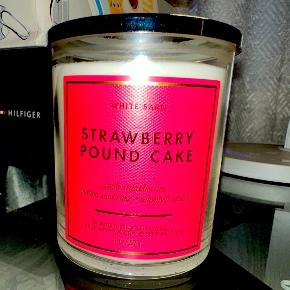 White Barn Strawberry Pound Cake Single Wick Candle